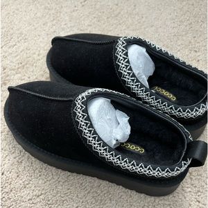 ⭐️⭐️PRICE DROP⭐️⭐️New, never worn, black slippers, size 7